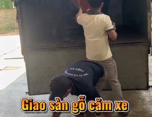 Giao Sàn Gỗ Căm Xe Lào Cho Anh Khách Tại Gia Lai