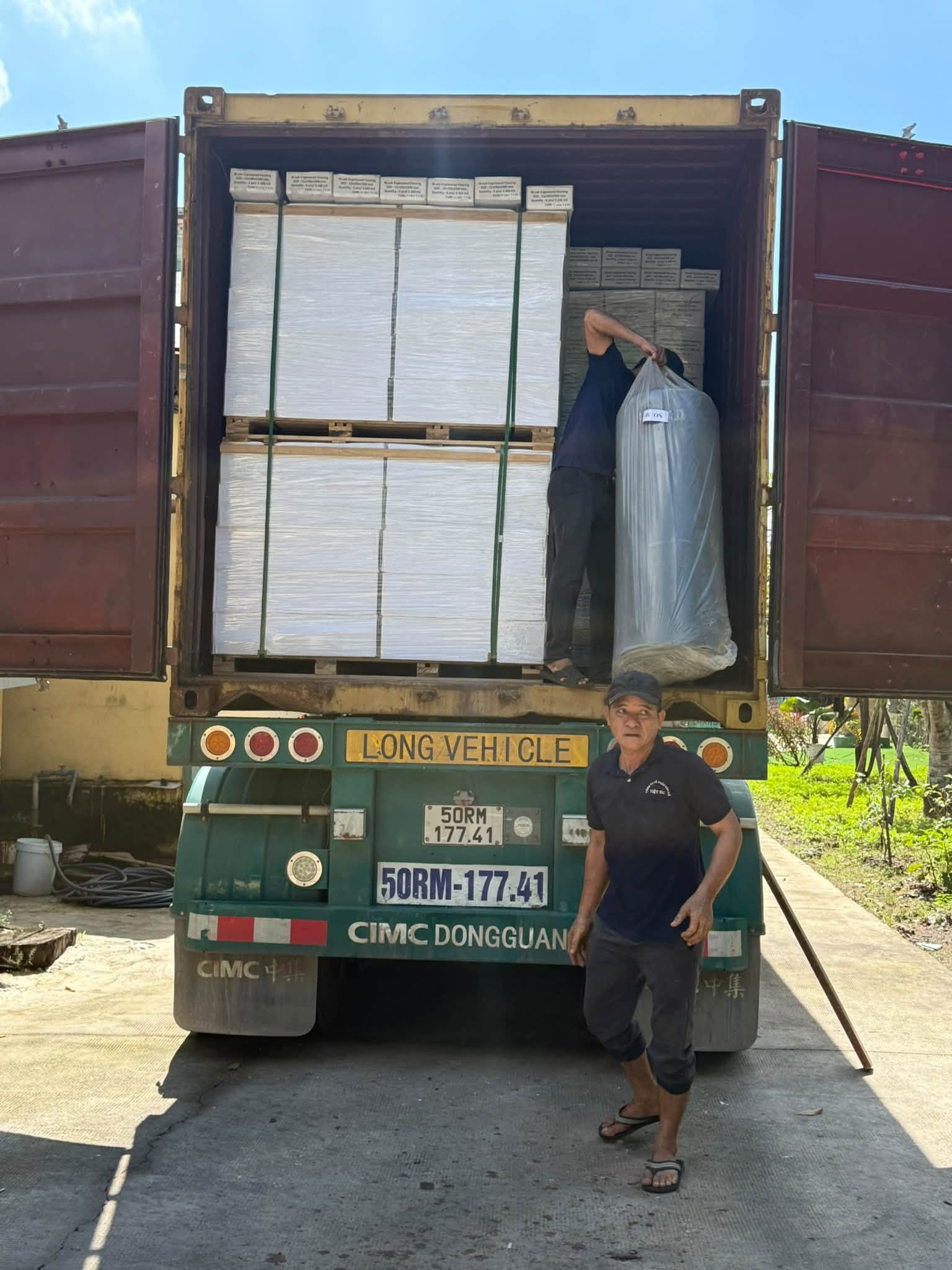 Công nhân bốc kiện sàn gỗ sồi vào container