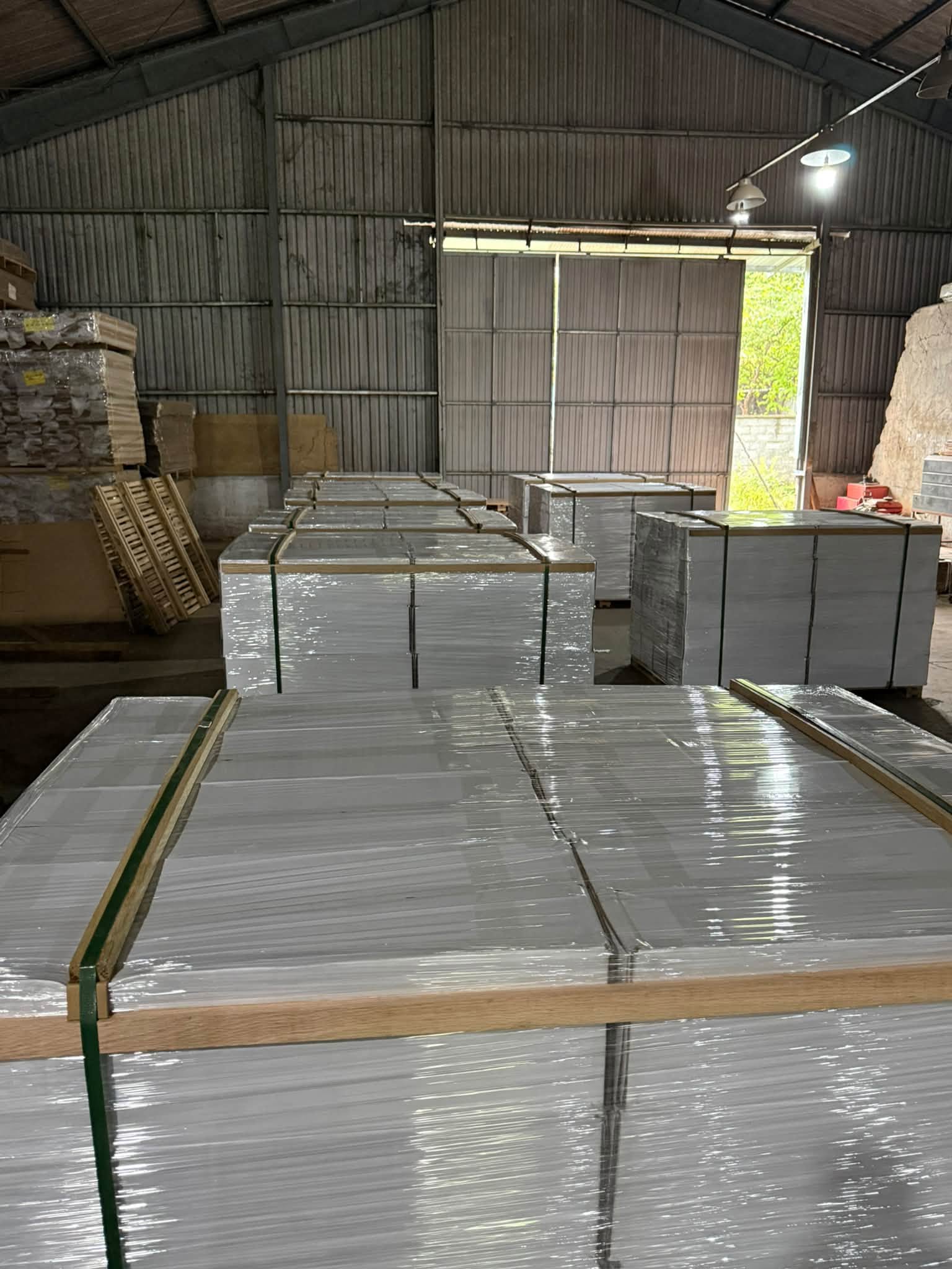 Các kiện sàn gỗ sồi trong kho trước khi xuất hàng