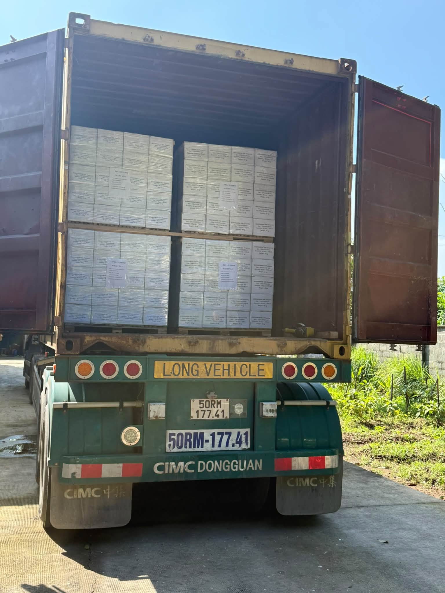 Container đã chất đầy kiện sàn gỗ sồi nhìn từ phía sau