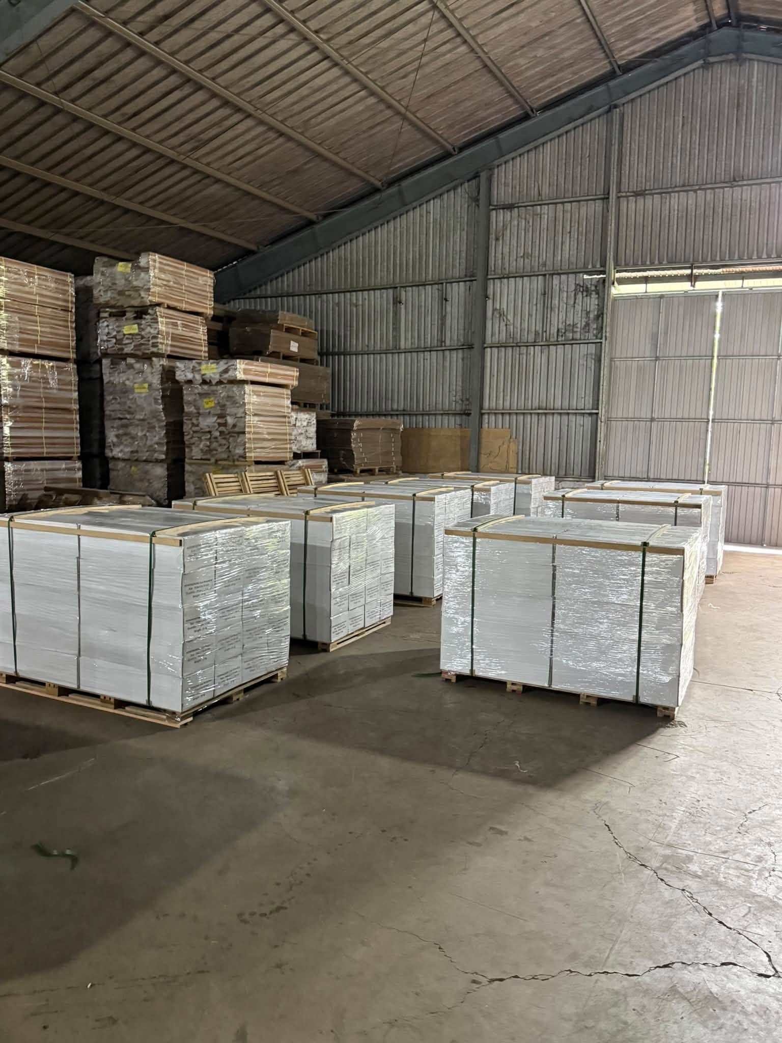 Toàn cảnh kho với các kiện sàn gỗ sồi