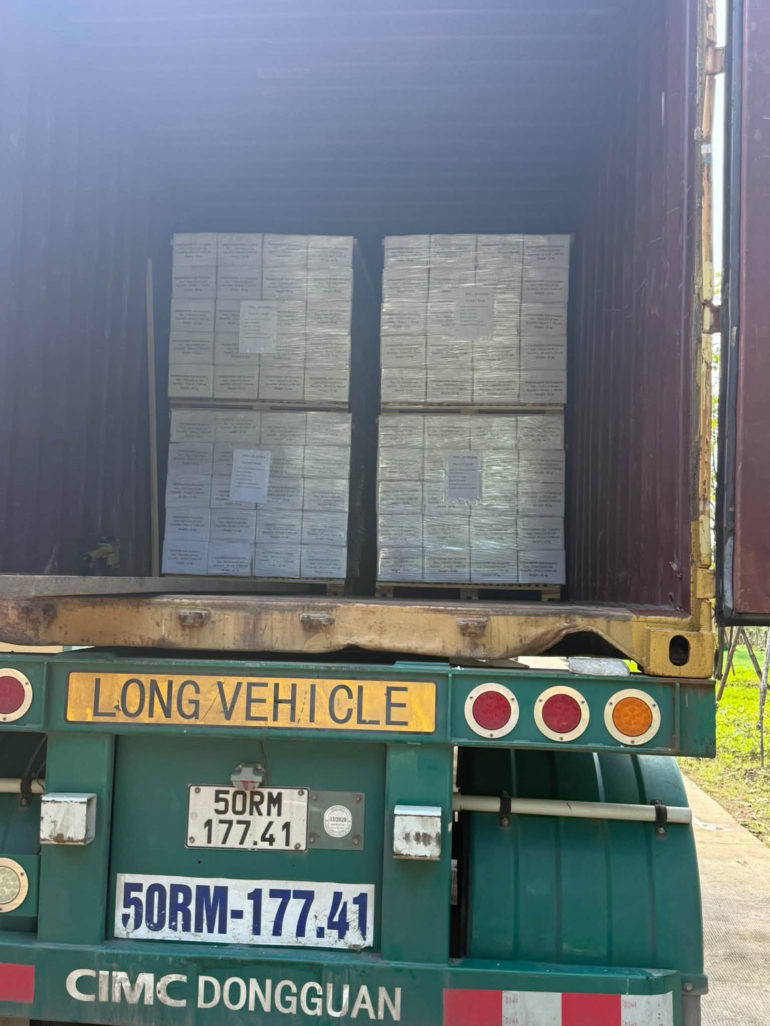 Cận cảnh kiện sàn gỗ sồi trong container